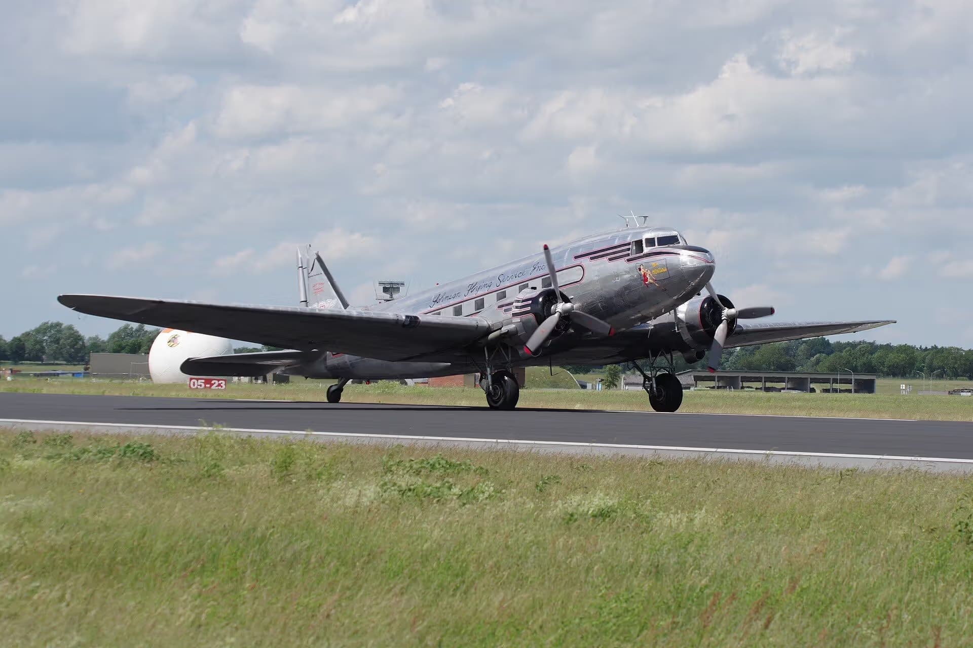 Unidentified — Twin-engine aircraft
