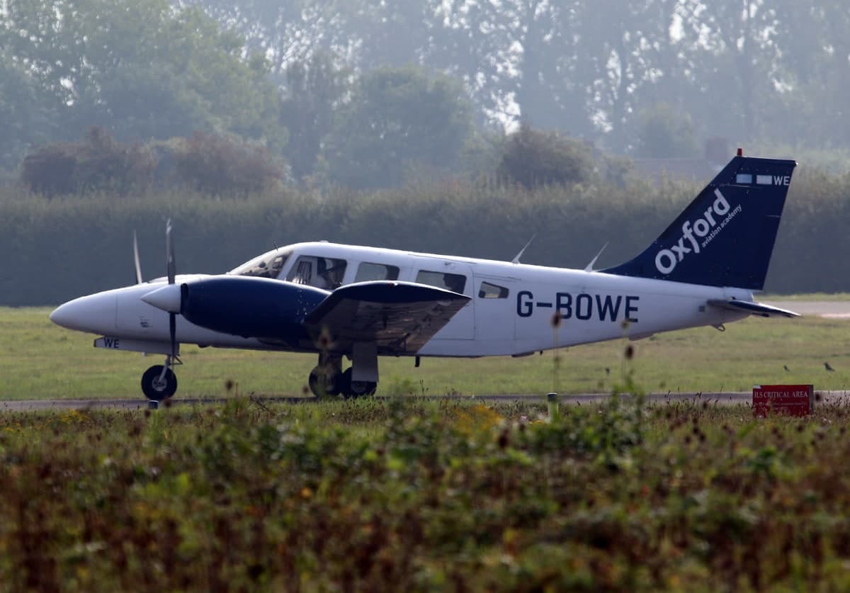 G-BOWE — Twin-engine aircraft