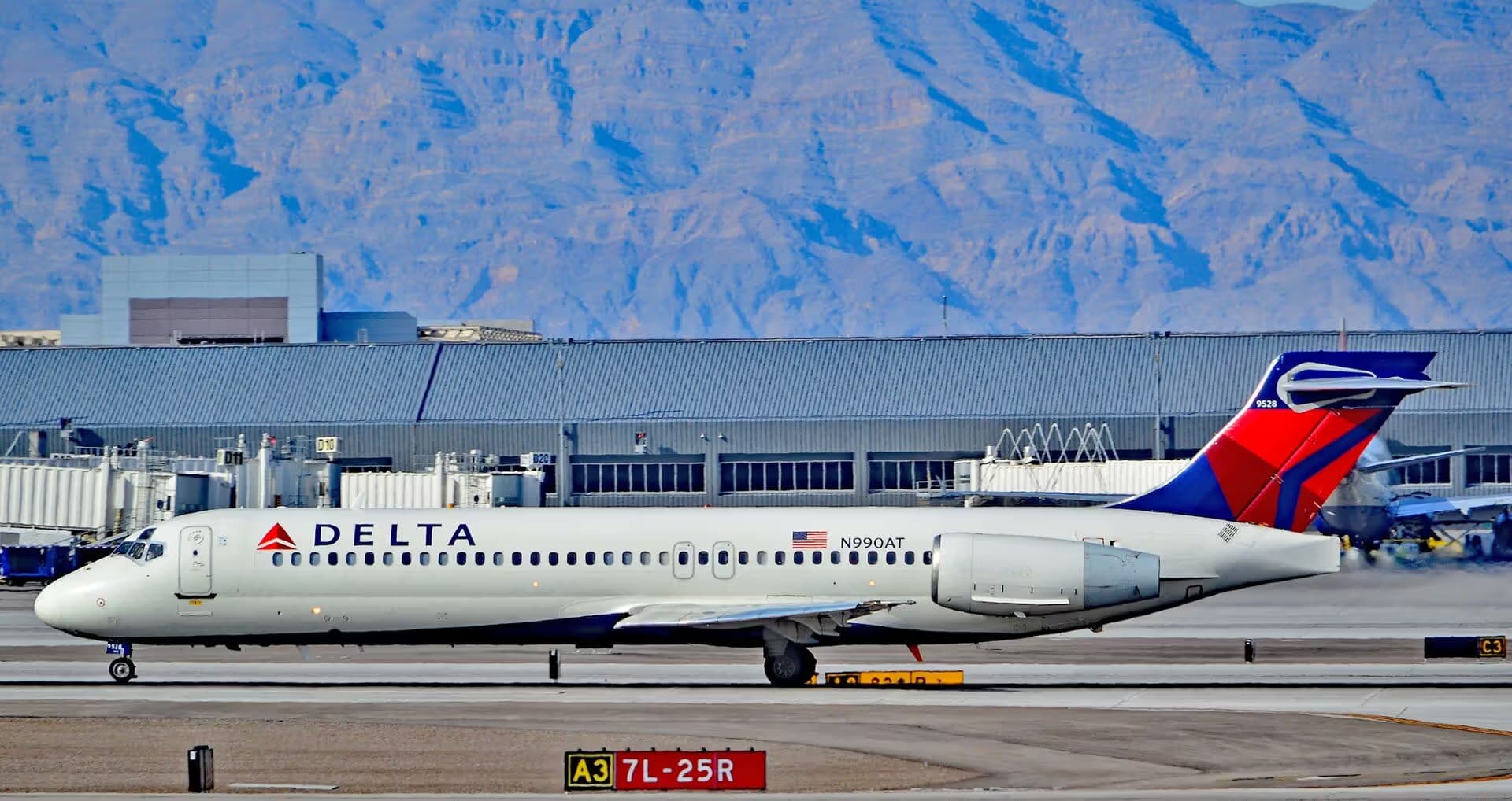 N990AT — Twin-engine aircraft