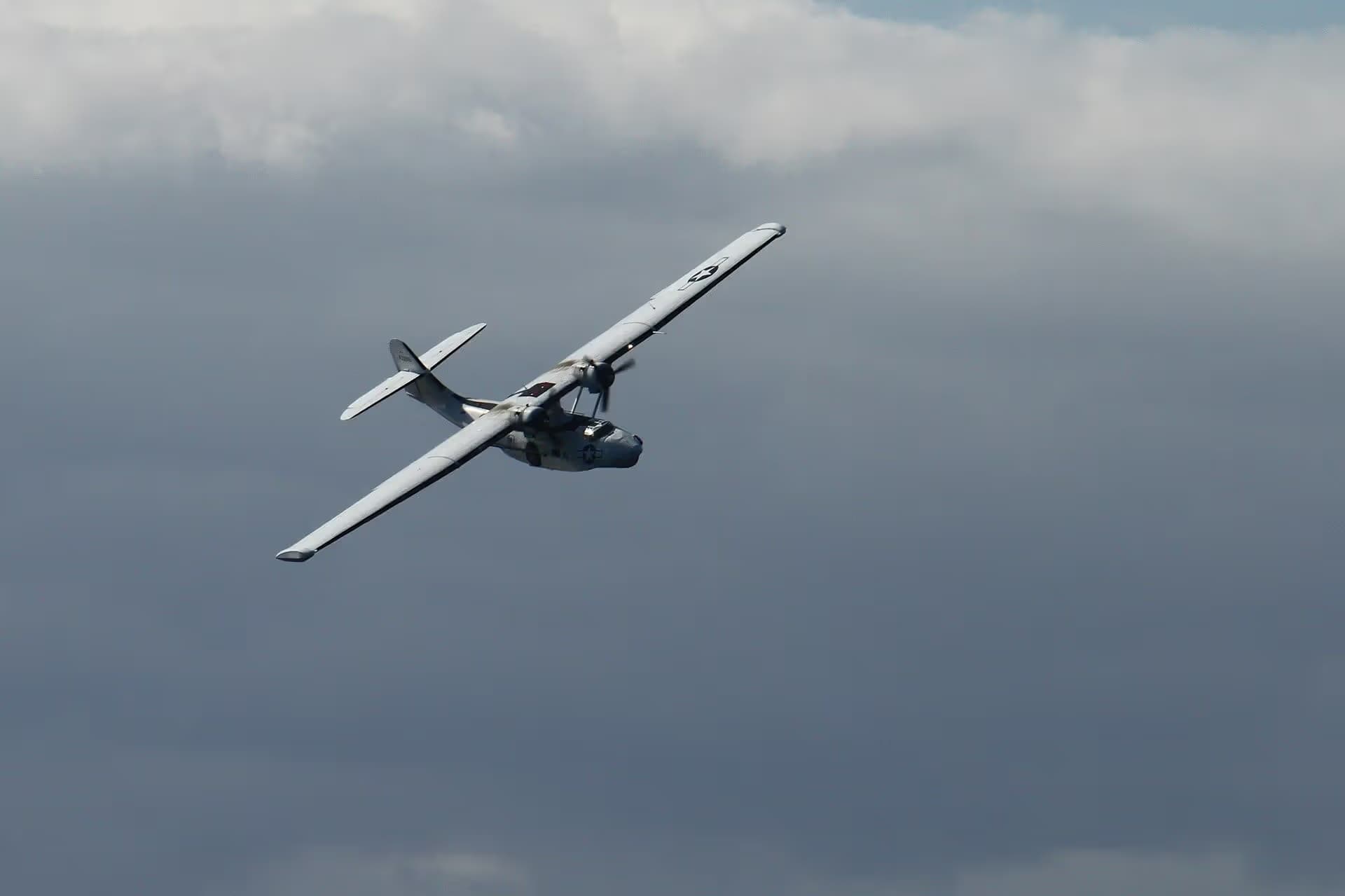 Unidentified — Twin-engine aircraft