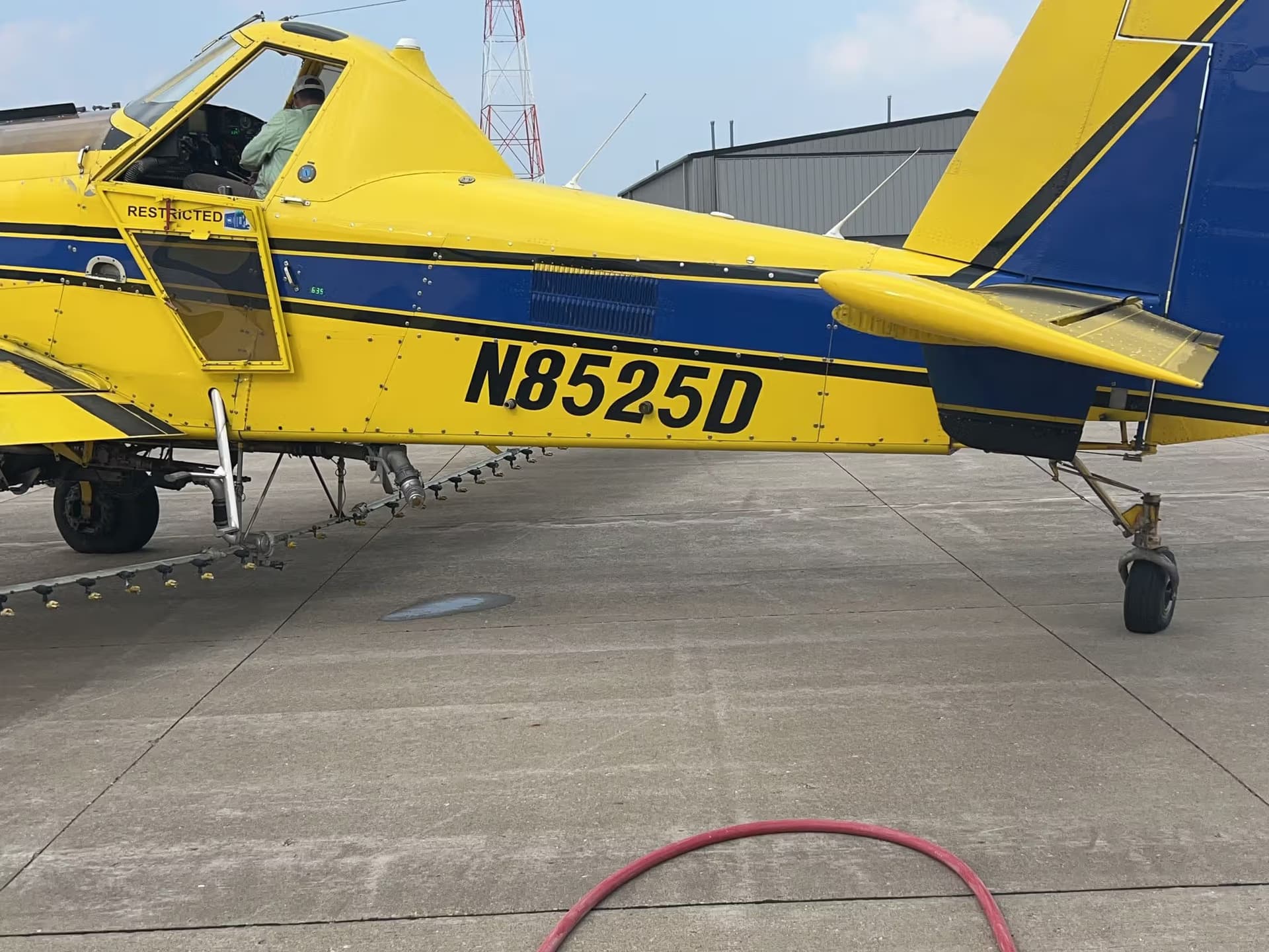 N8525D — Air Tractor AT-802A at Muscatine Municipal Airport