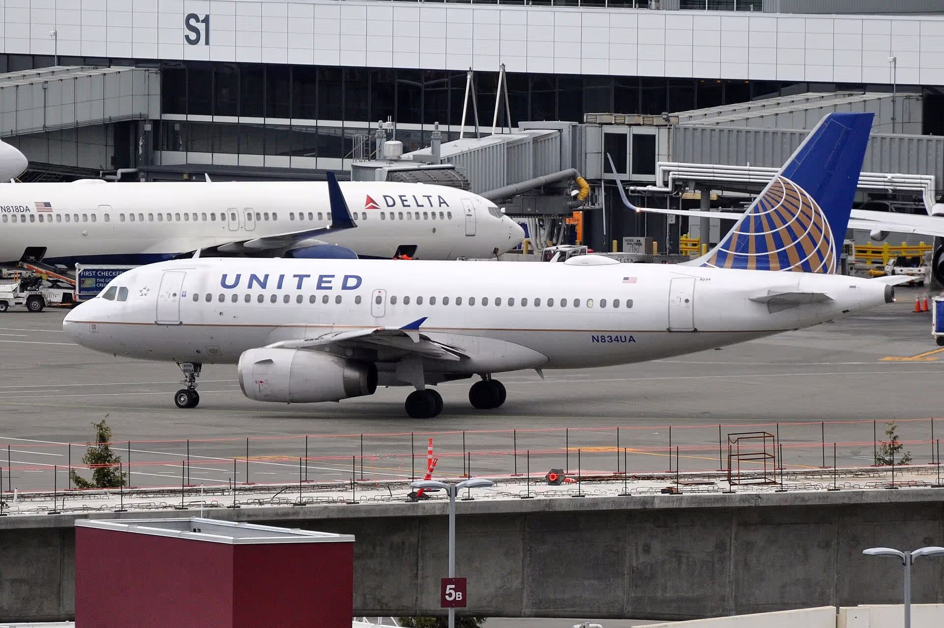 N834UA — Twin-engine aircraft