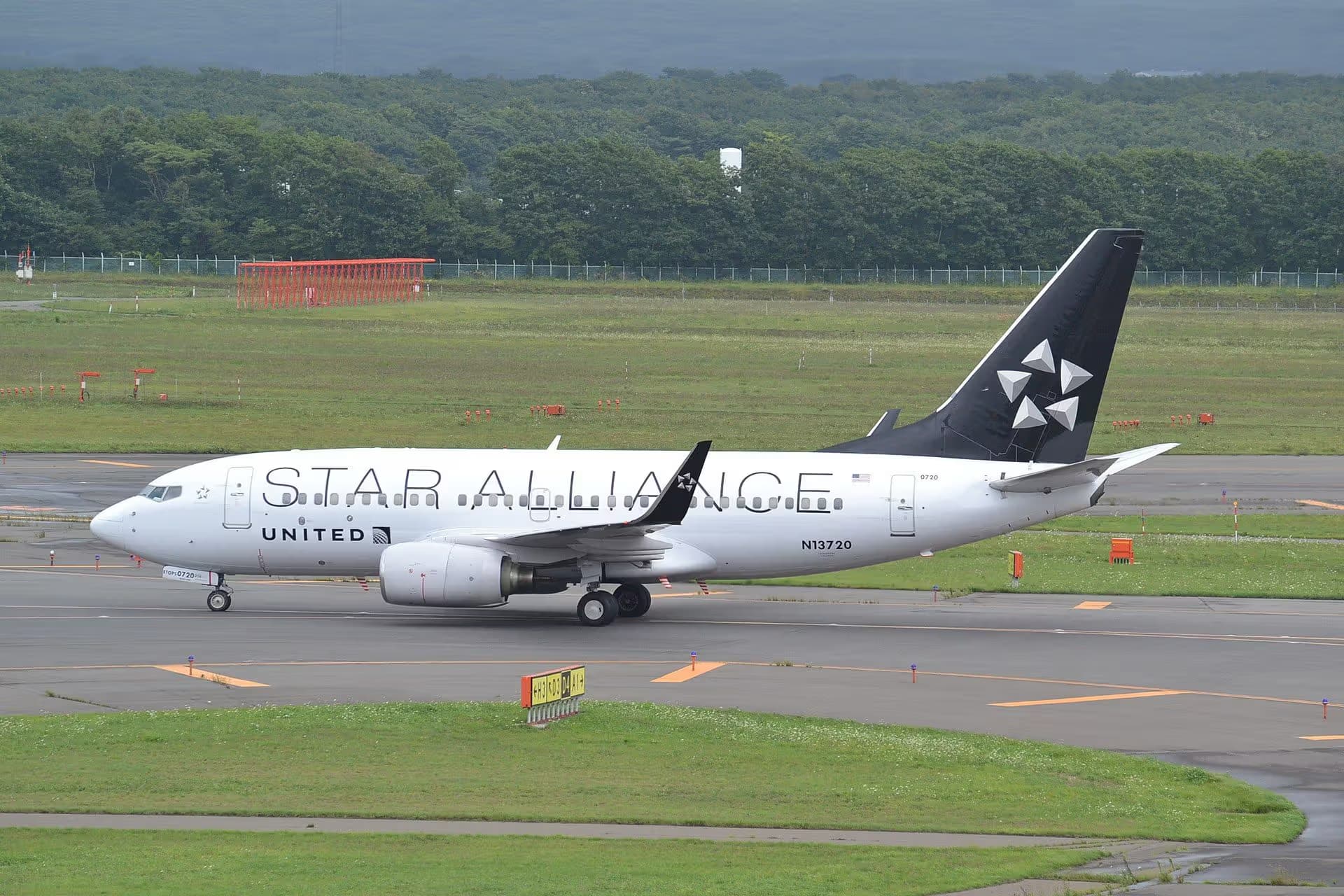 N13720 — Boeing