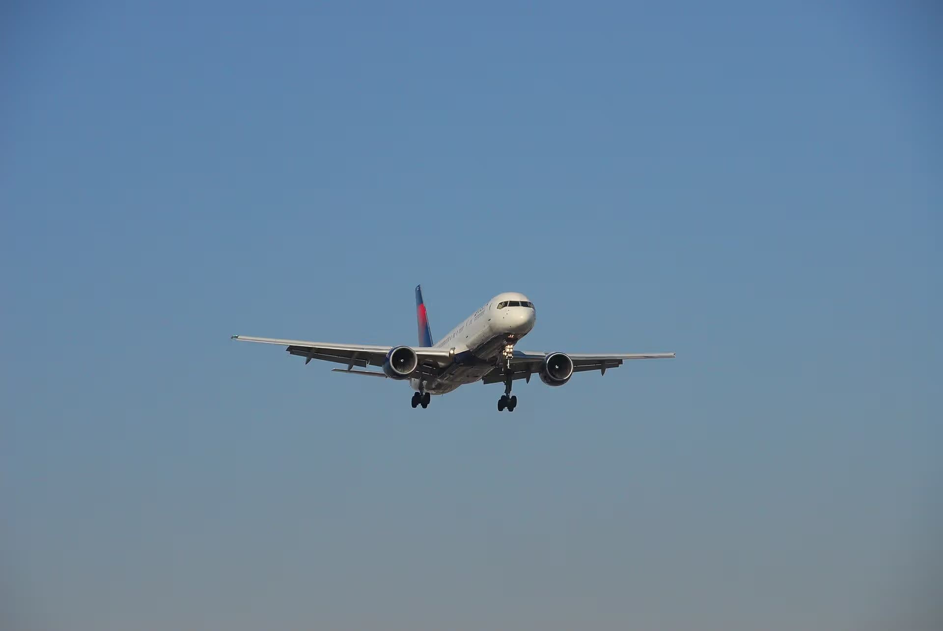 N652DL — Twin-engine aircraft