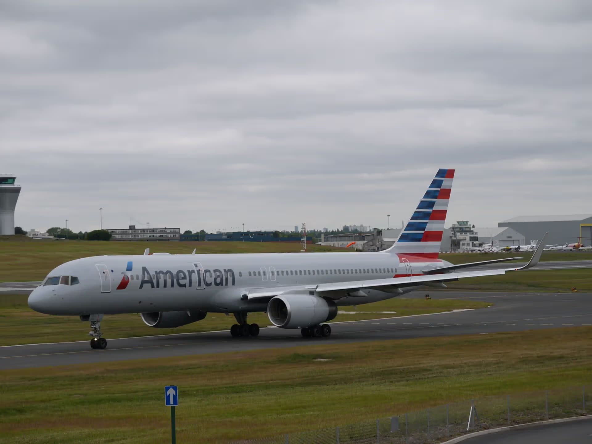 N176AA — Twin-engine aircraft