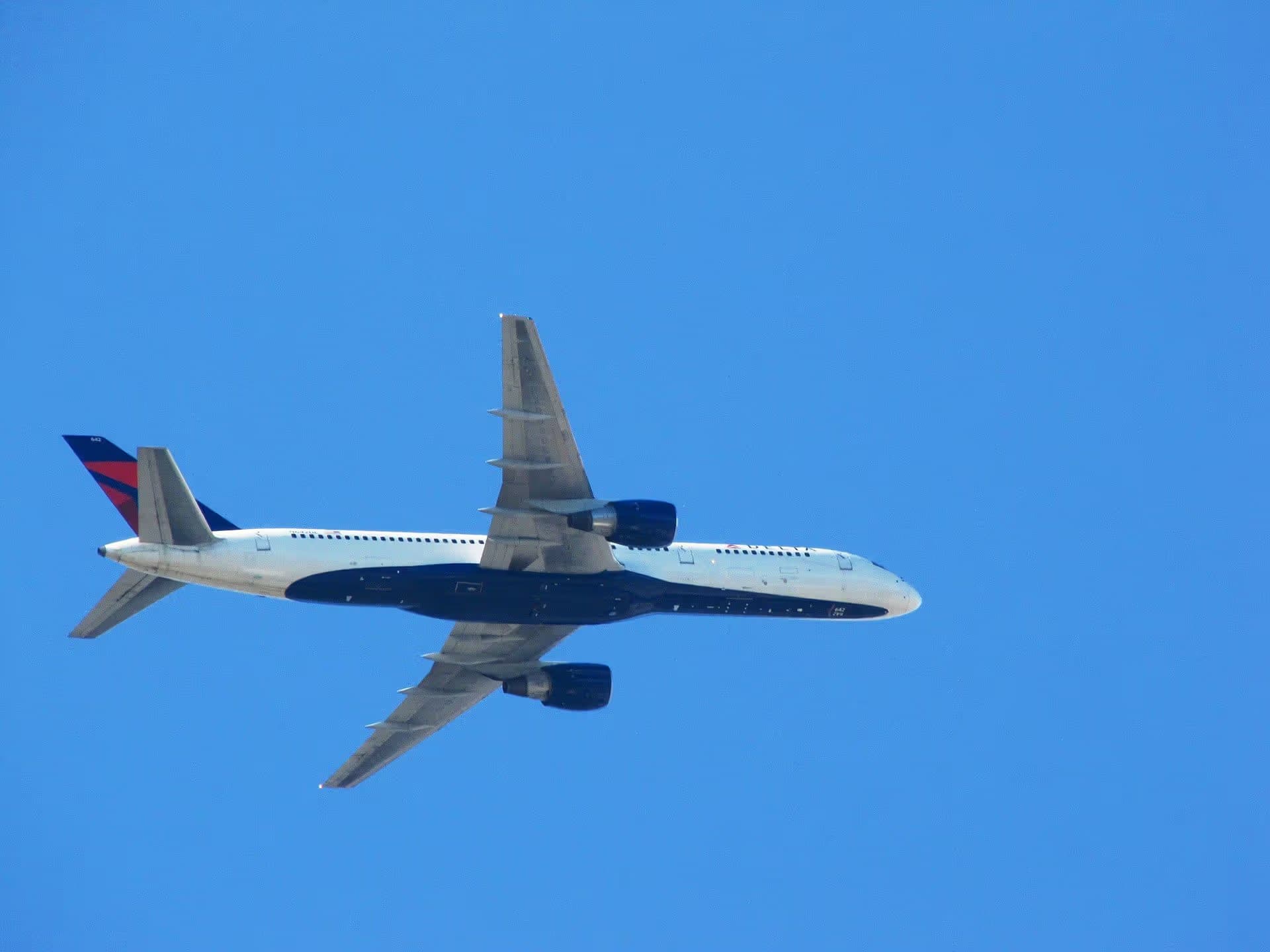 N642DL — Twin-engine aircraft