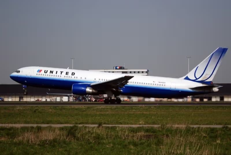 N649UA — Twin-engine aircraft