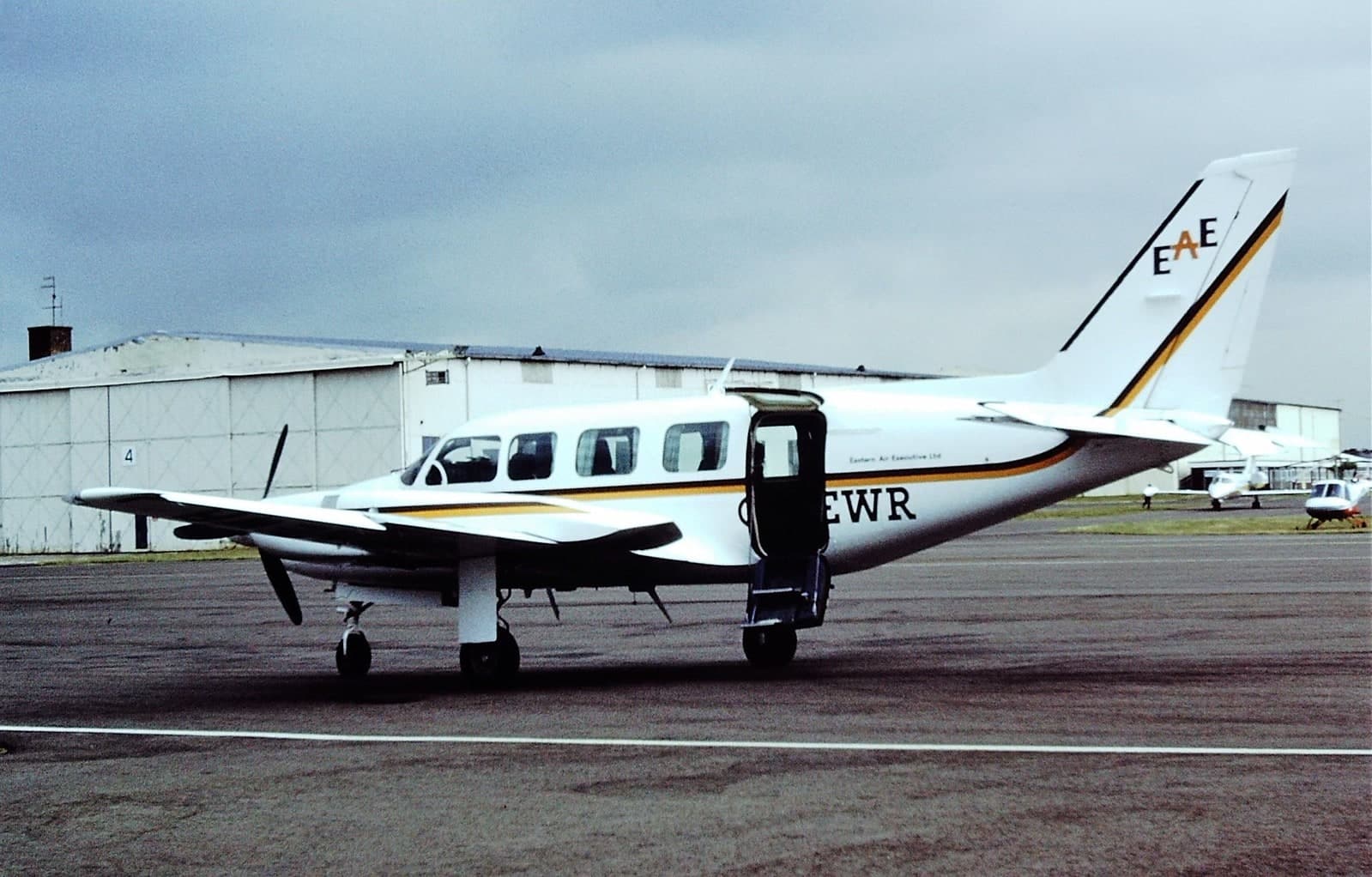 G-NEWR — Twin-engine aircraft