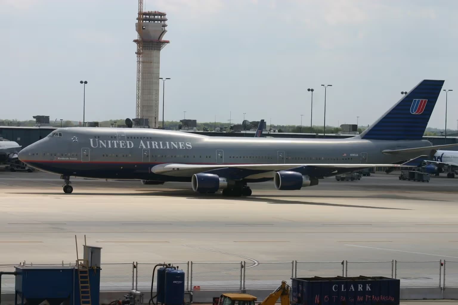 N195UA — Boeing