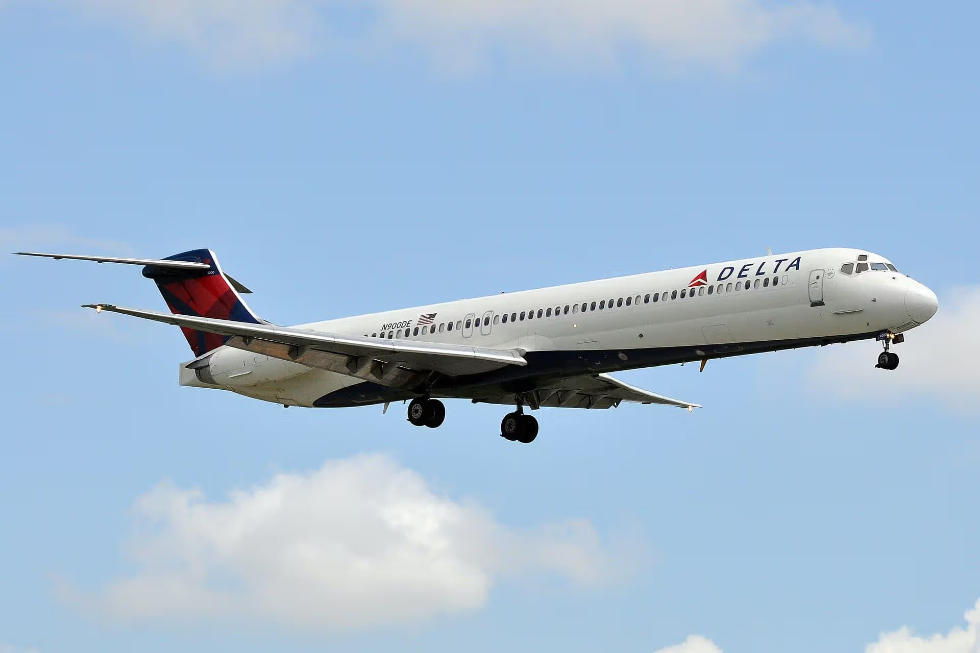 N900DE — Twin-engine aircraft