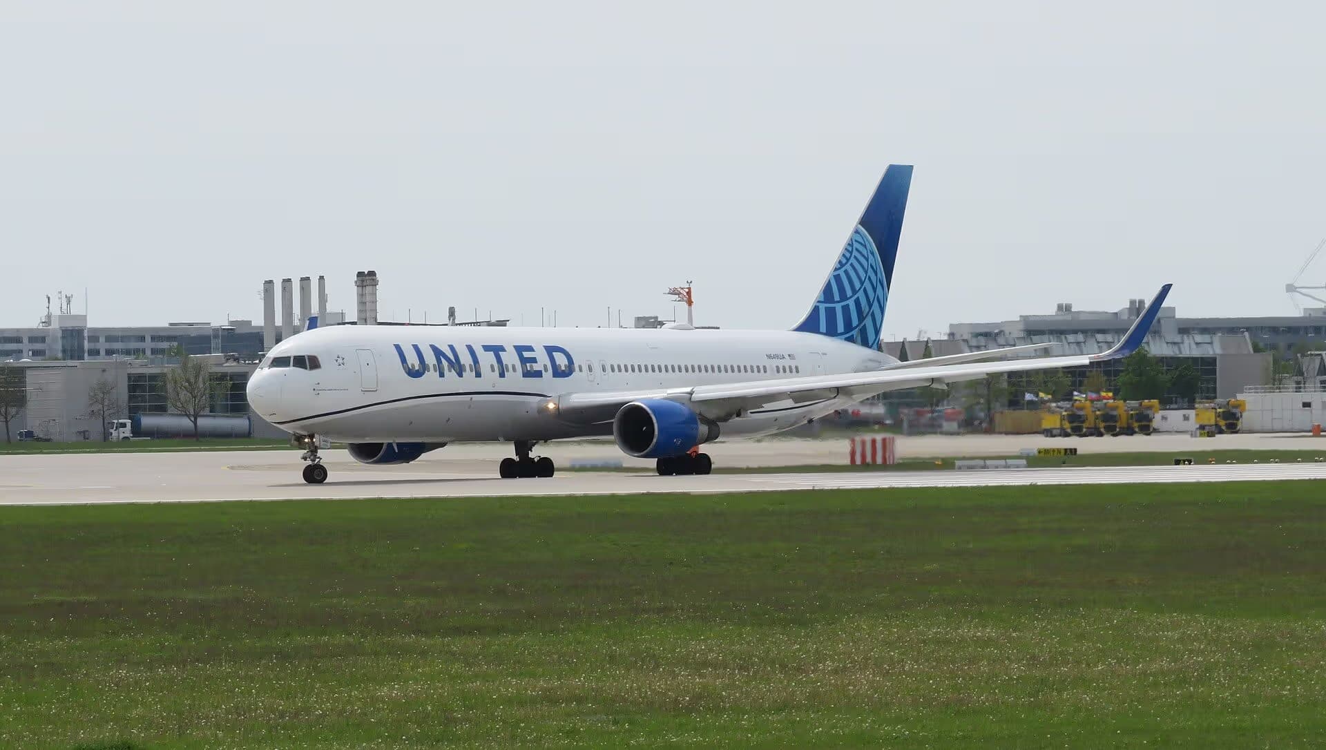 N649UA — Twin-engine aircraft at Munich Airport