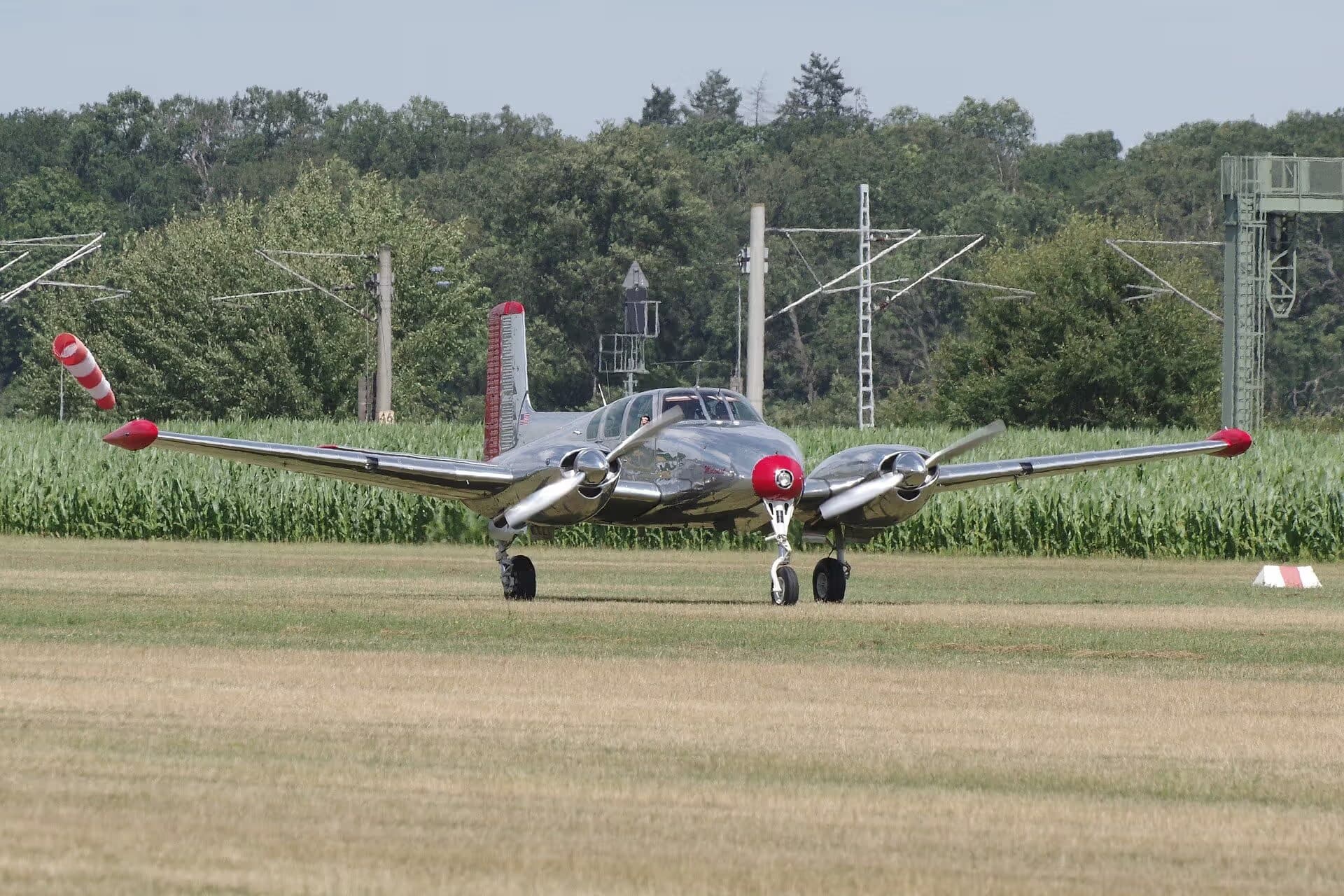 N3670B — Twin-engine aircraft