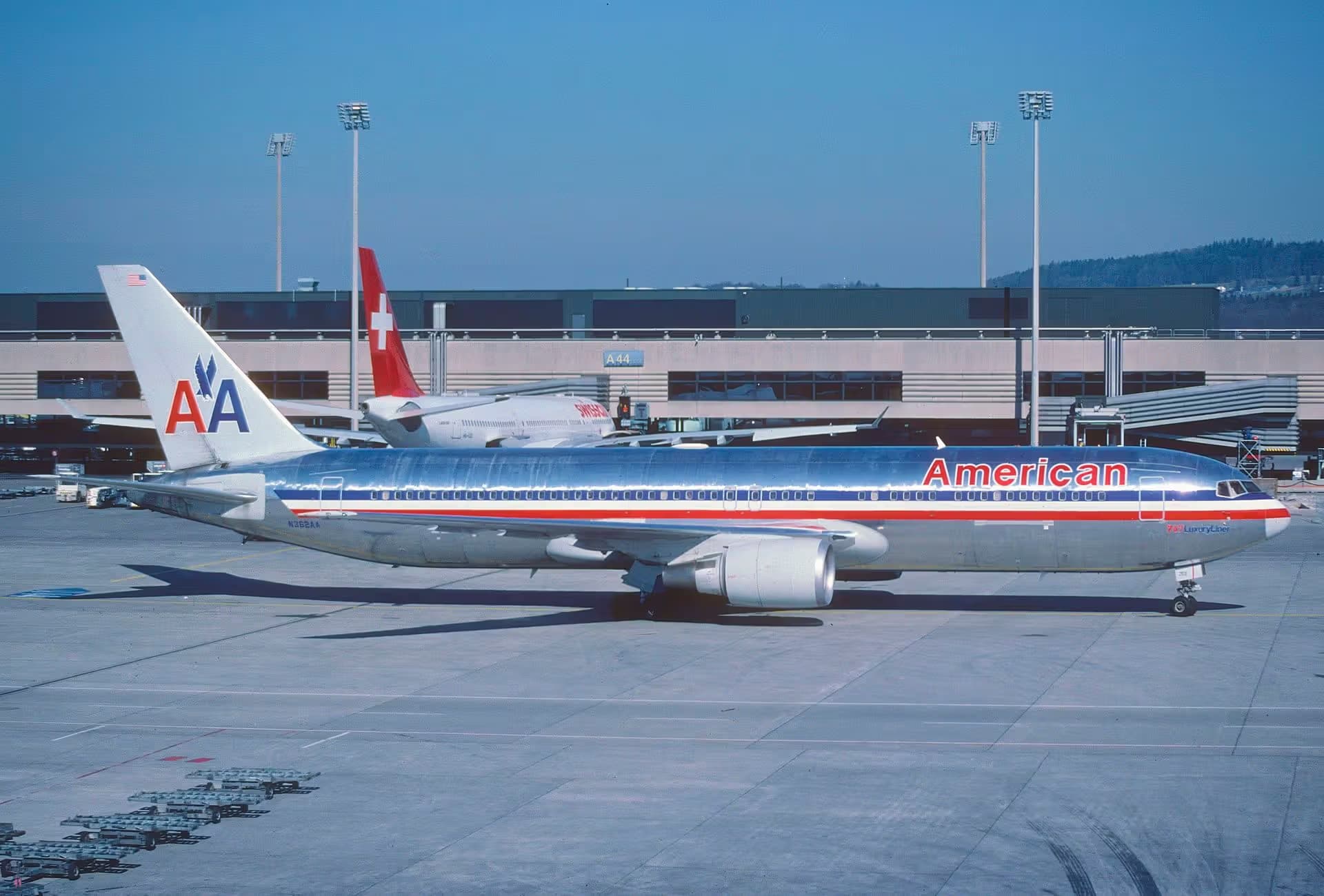 N362AA — Twin-engine aircraft