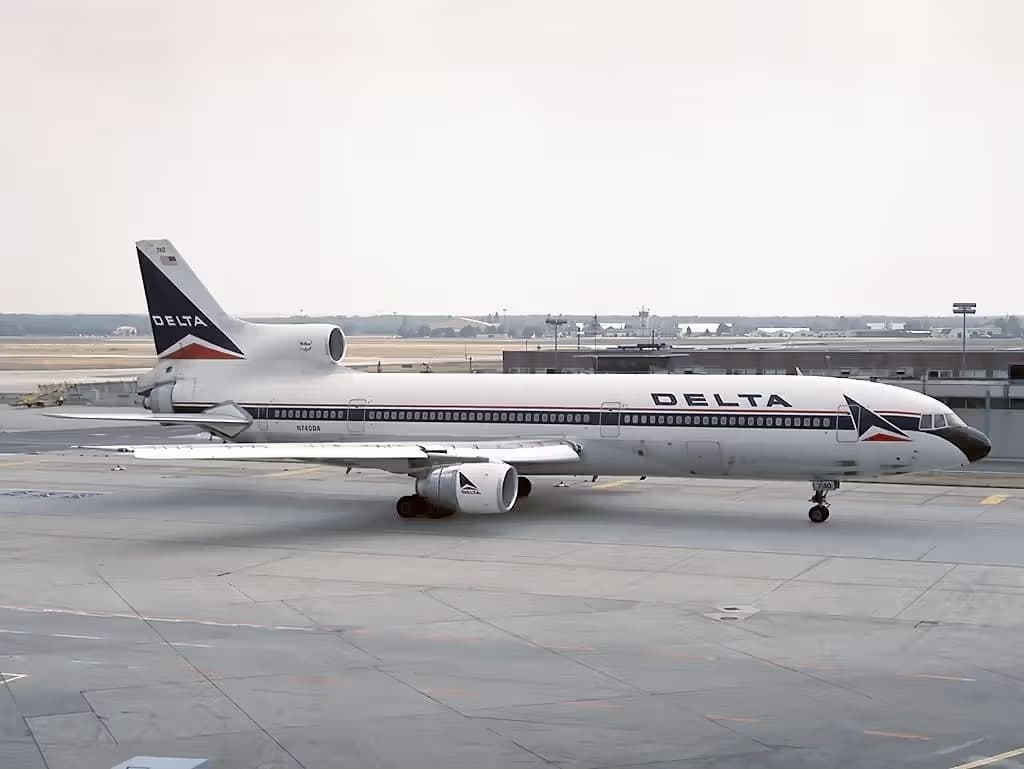 N740DA — Lockheed
