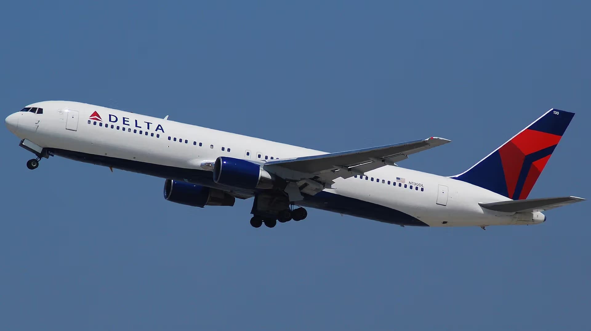 N130DL — Twin-engine aircraft