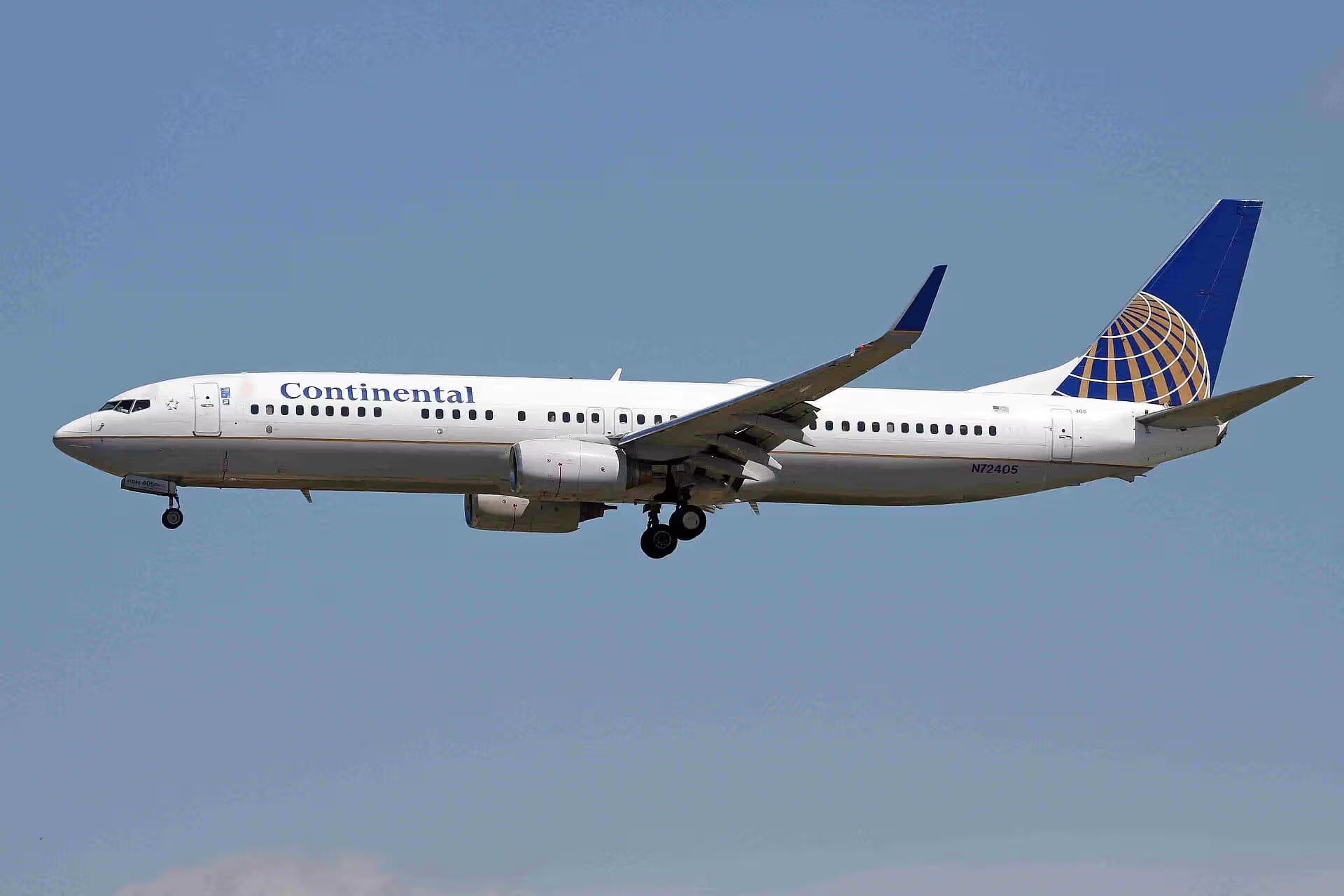 N72405 — Twin-engine aircraft