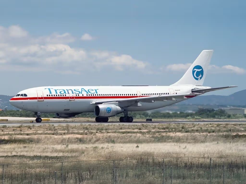 N228KW — Twin-engine aircraft