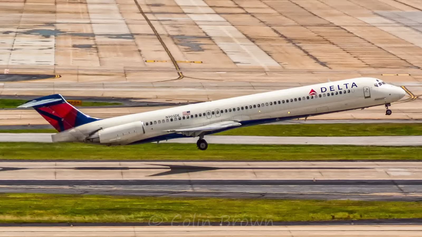 N905DE — Twin-engine aircraft