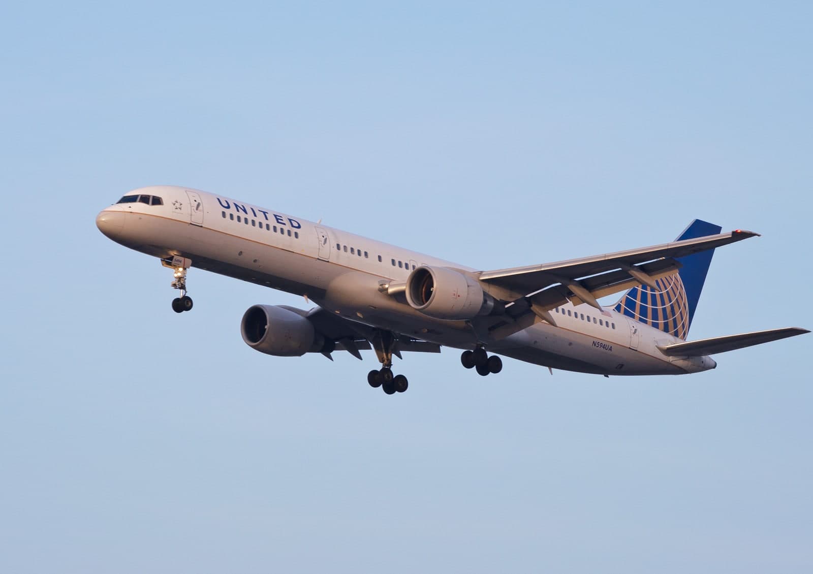 N589UA — Twin-engine aircraft