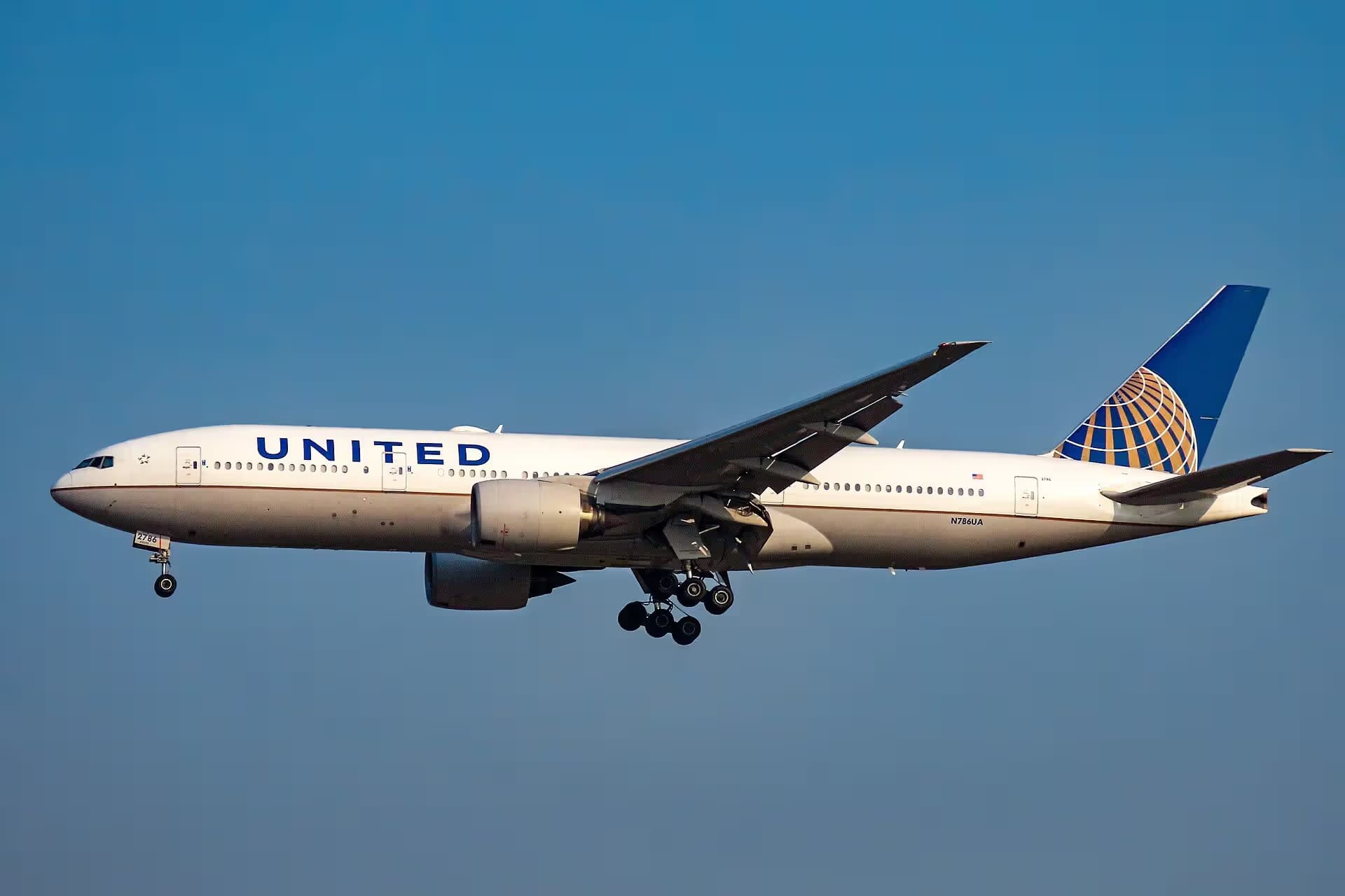 N786UA — Twin-engine aircraft