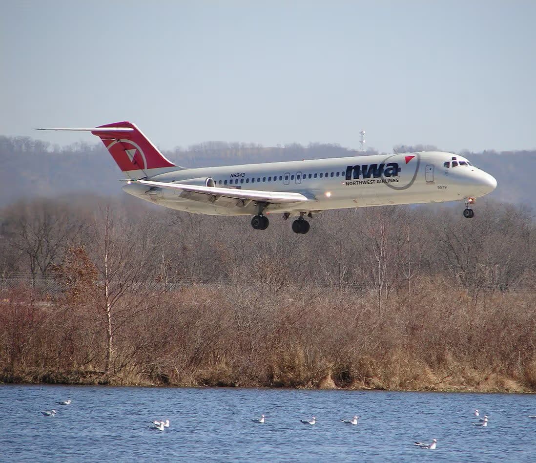 N9343 — Twin-engine aircraft
