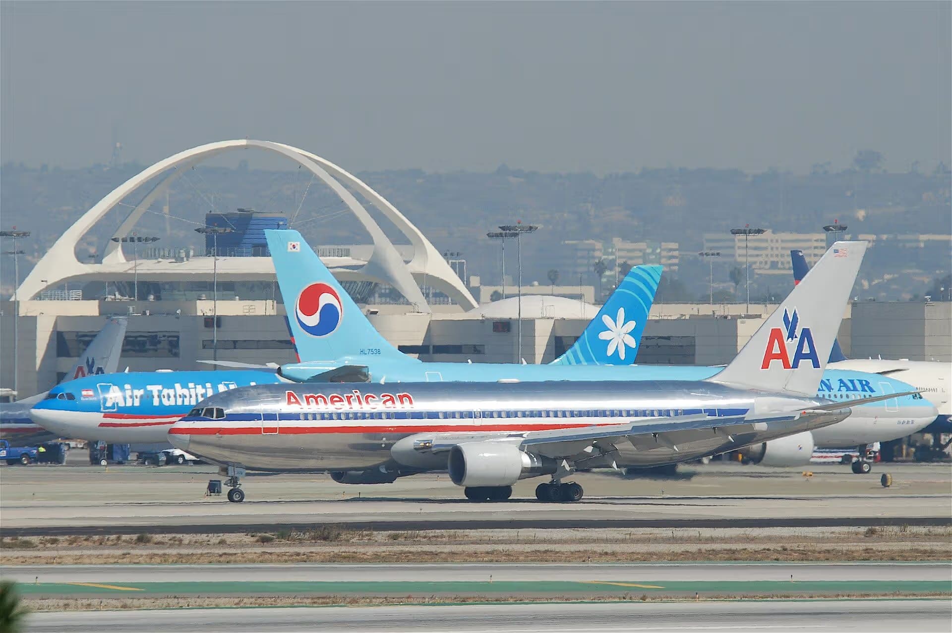 N319AA — Twin-engine aircraft