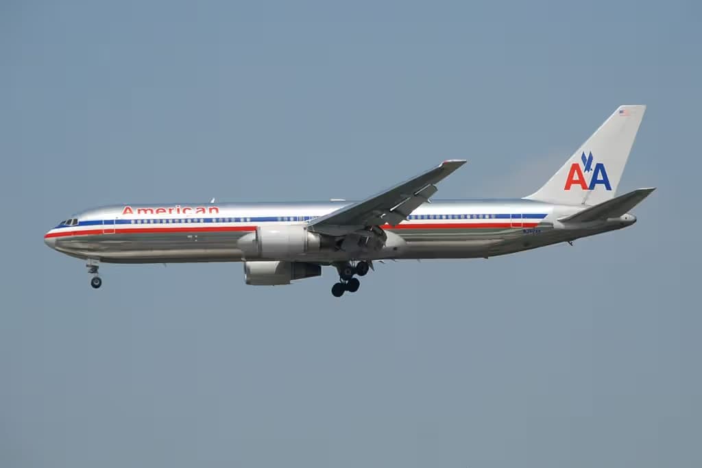 N352AA — Twin-engine aircraft