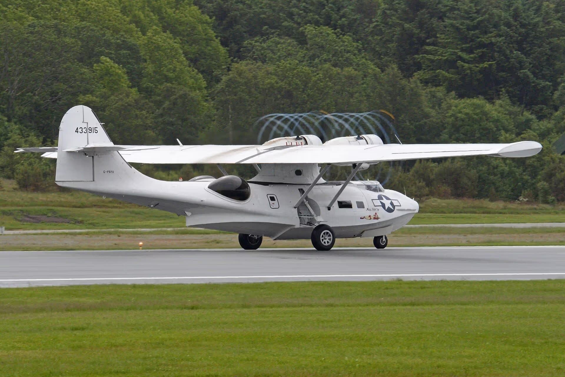 Unidentified — Twin-engine aircraft
