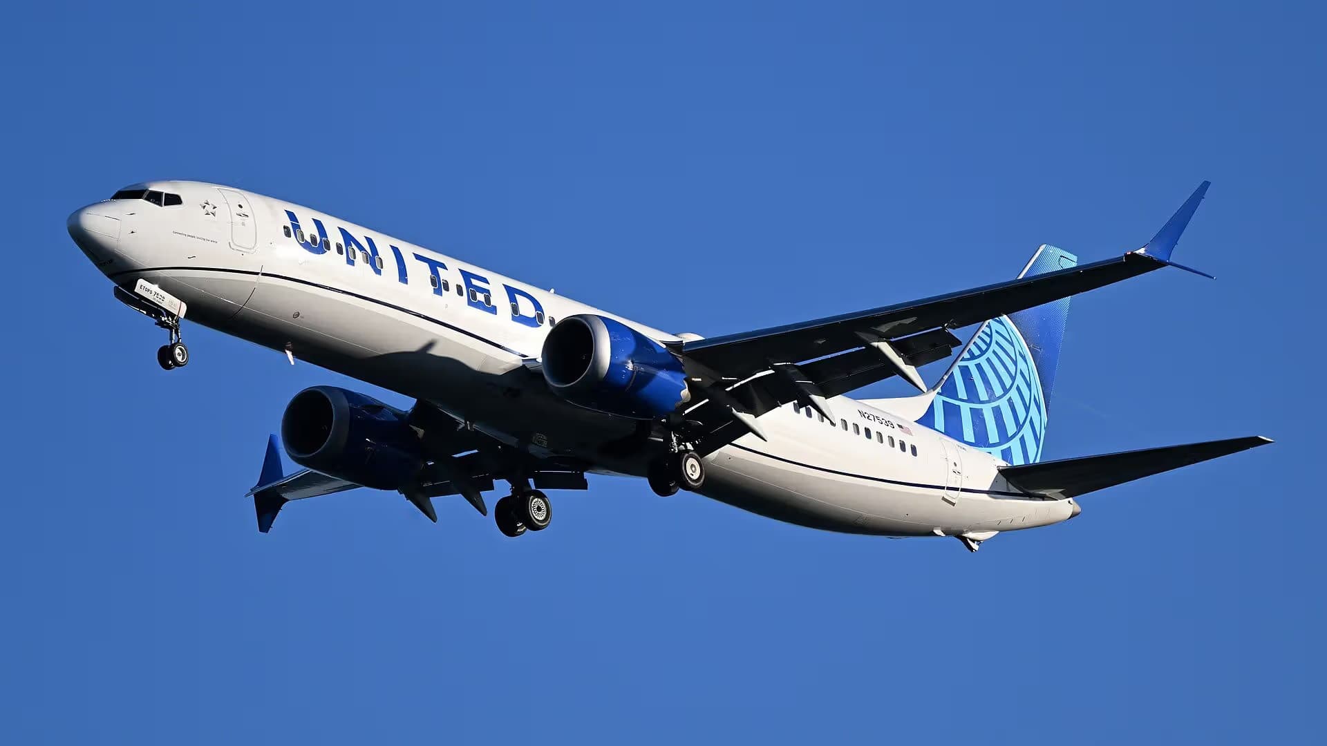 N27539 — Twin-engine aircraft