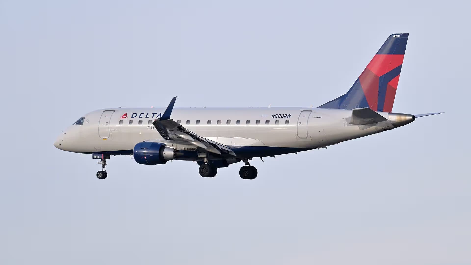 N880RW — Embraer
