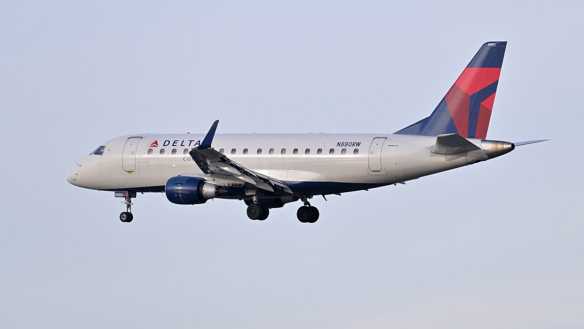N880RW — Embraer
