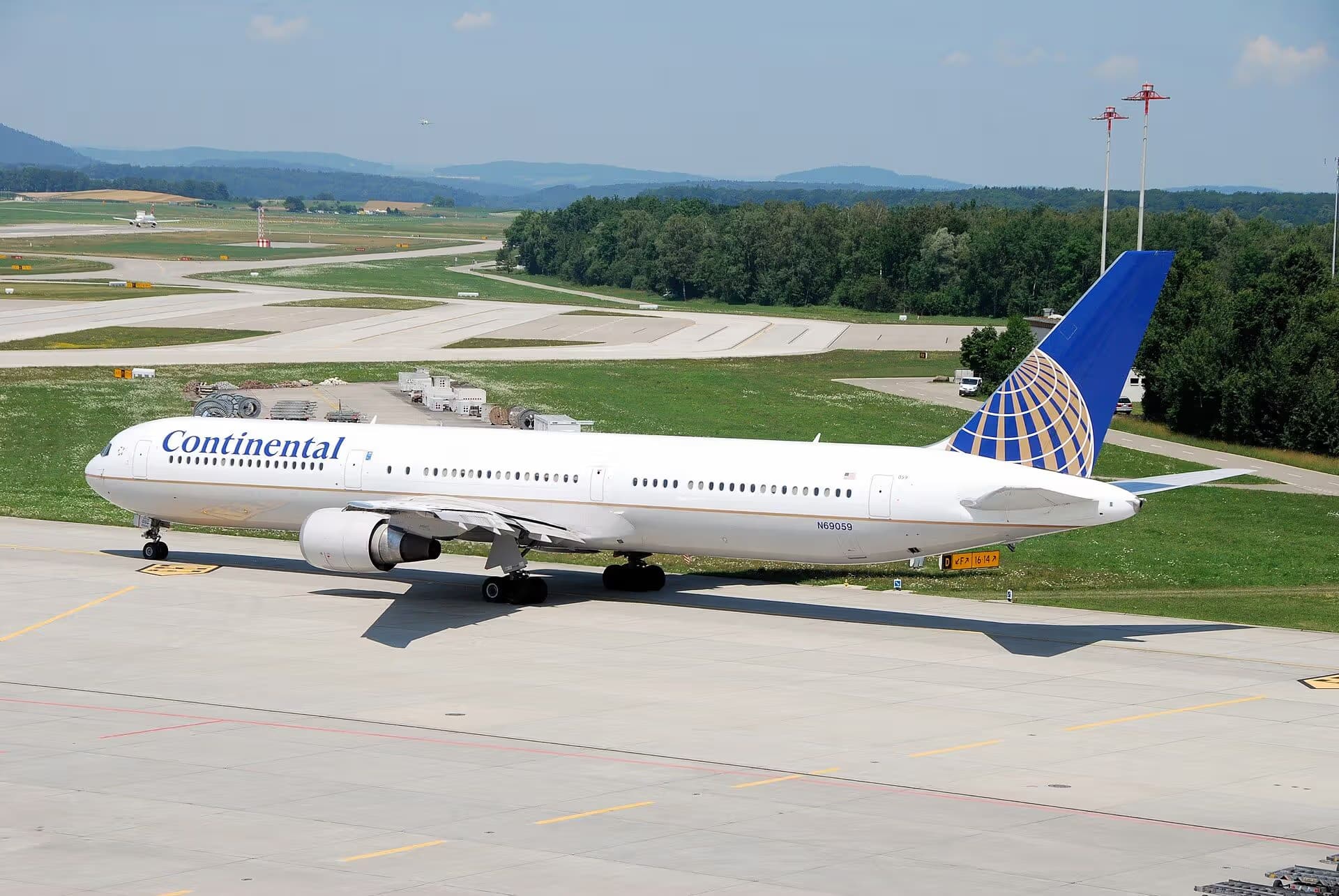 N69059 — Twin-engine aircraft