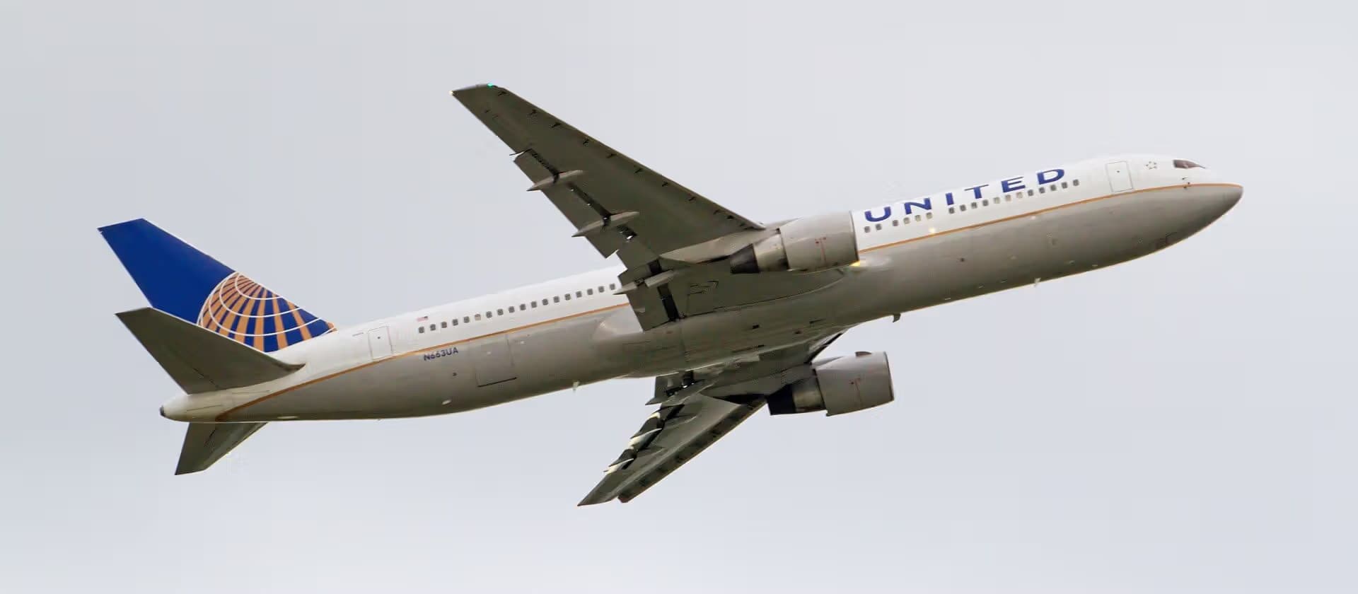 N663UA — Twin-engine aircraft