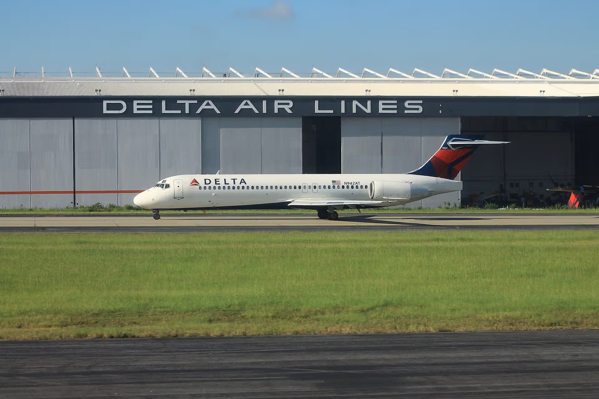 N942DL — Twin-engine aircraft