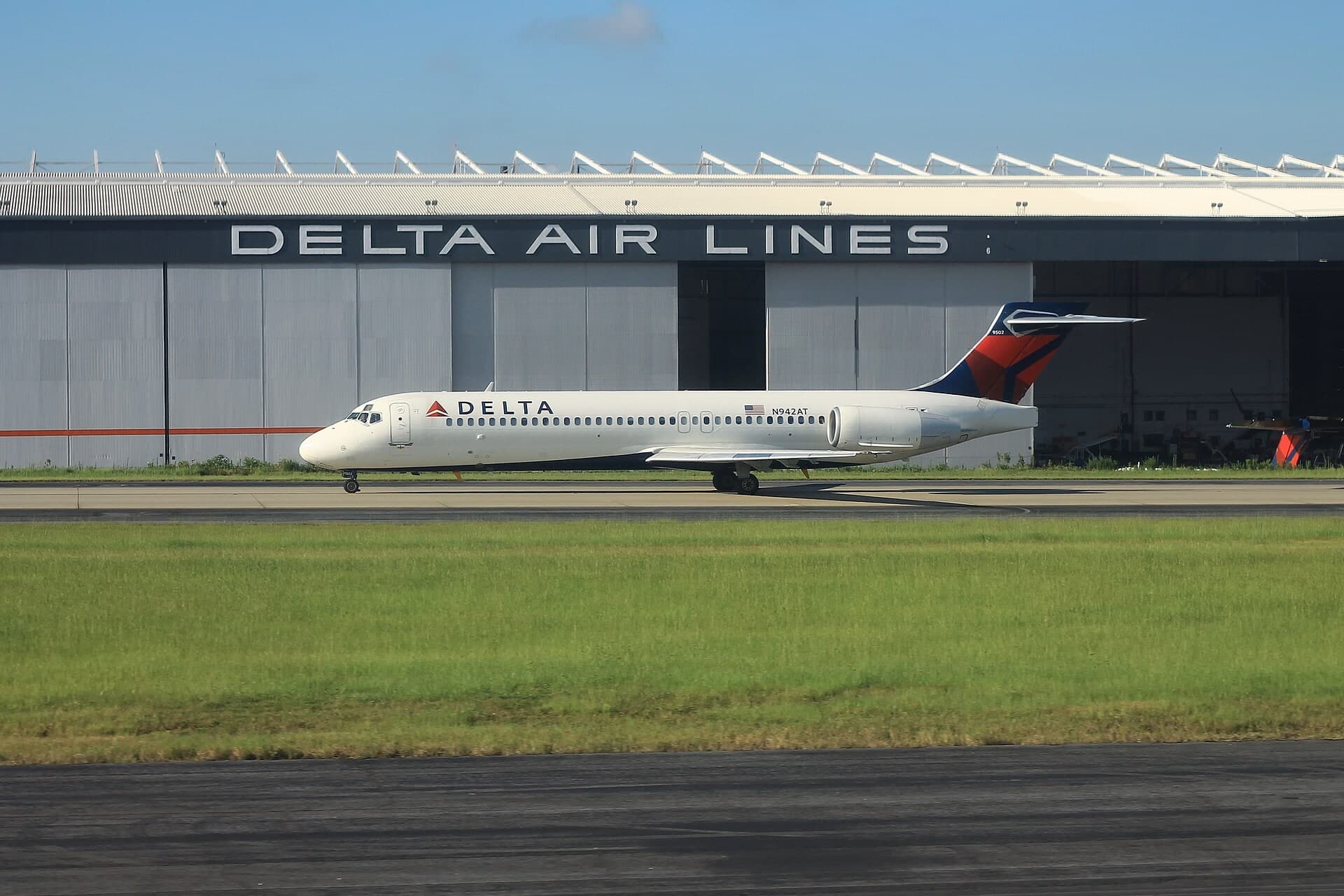 N942DL — Twin-engine aircraft