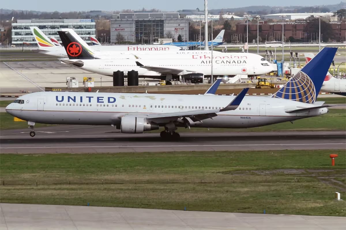 N664UA — Twin-engine aircraft