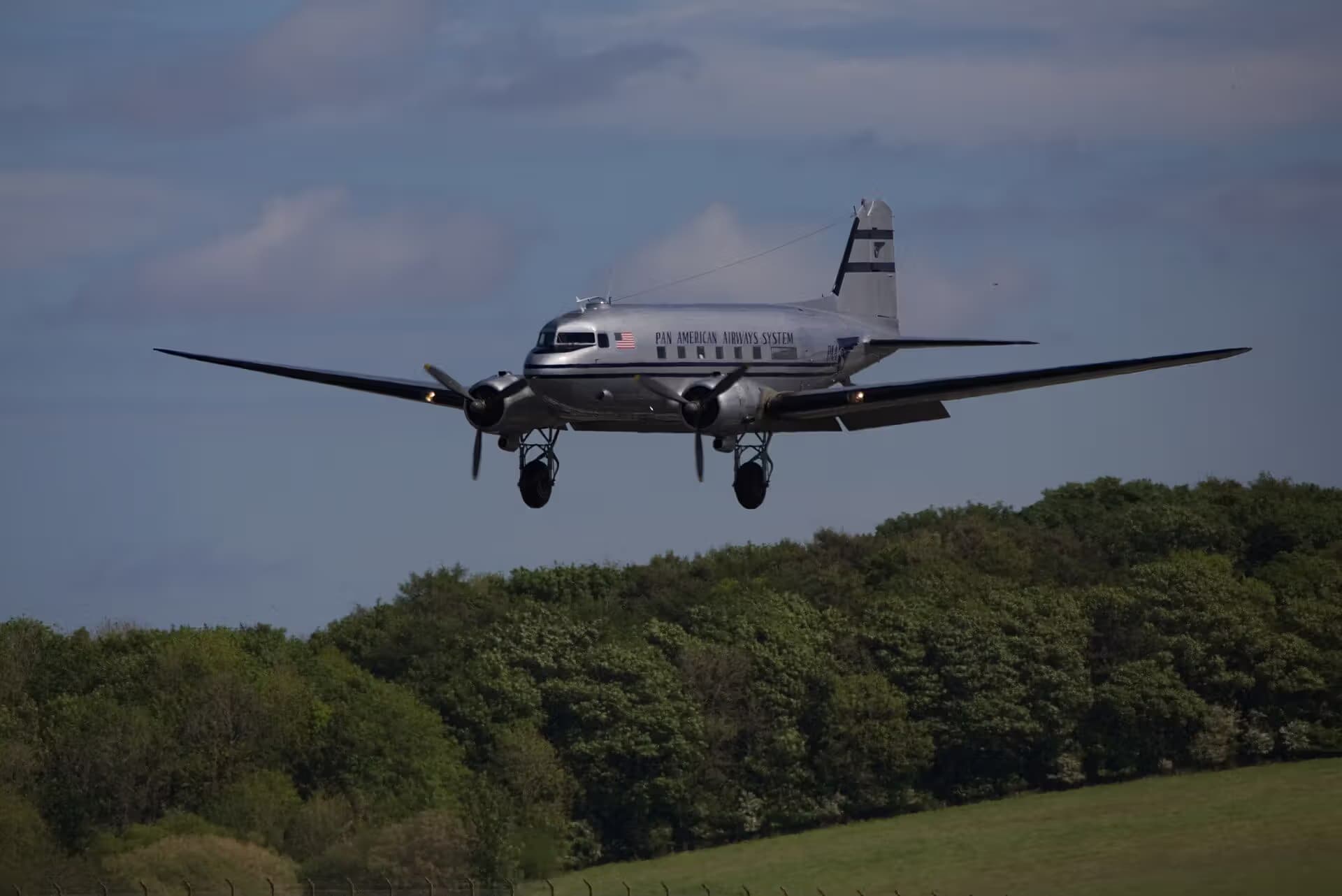 N877MG — Douglas