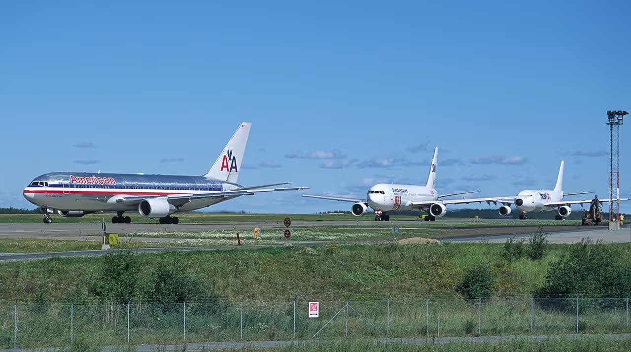 N322AA — Twin-engine aircraft
