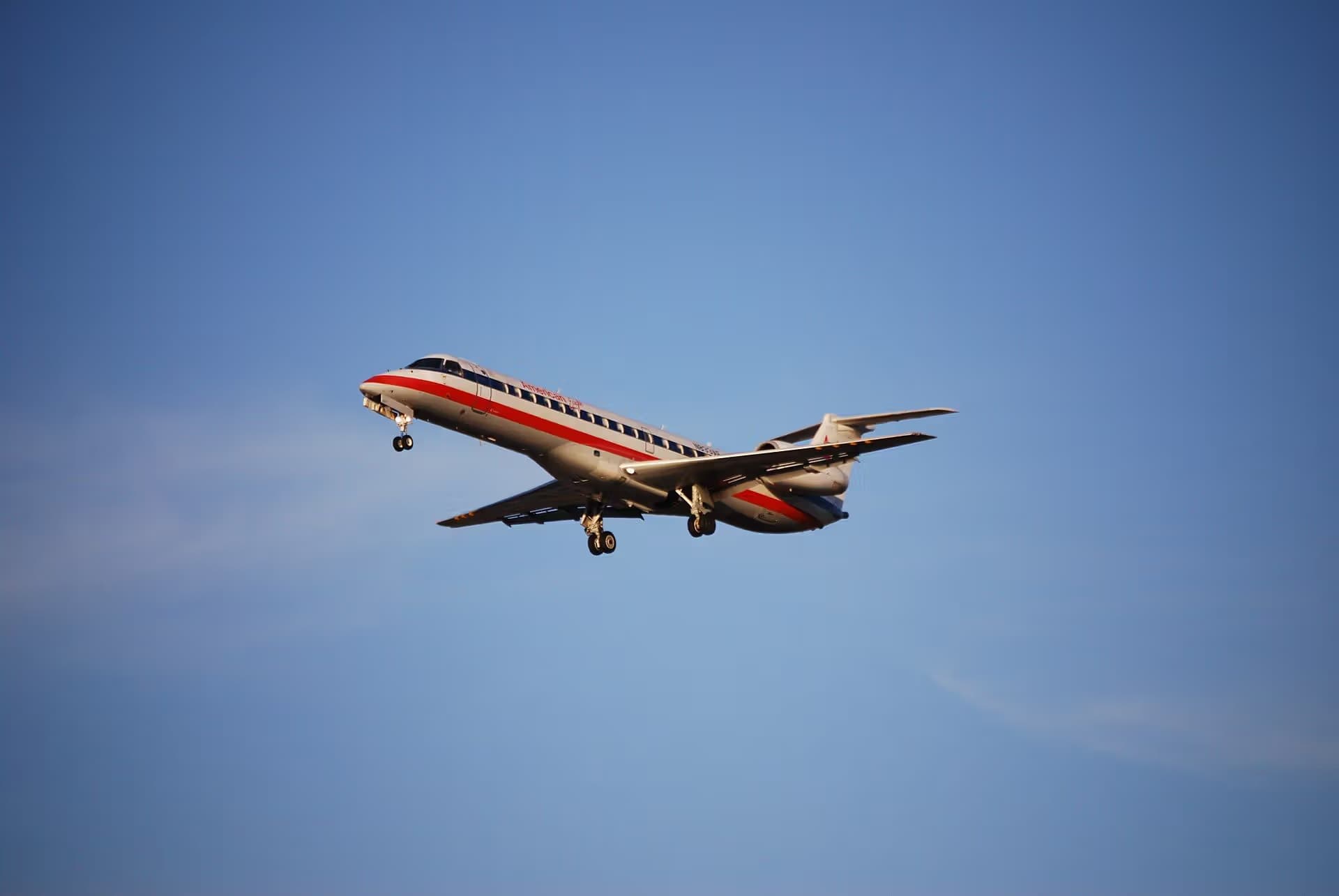 N833AE — Twin-engine aircraft
