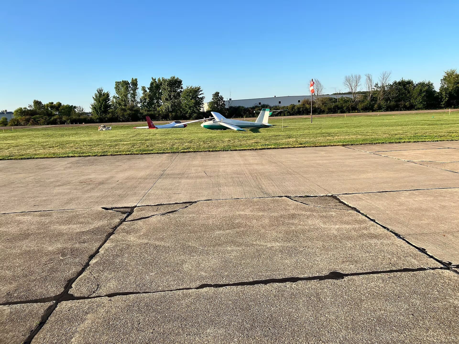 N2508H — Glider at Geauga County Airport