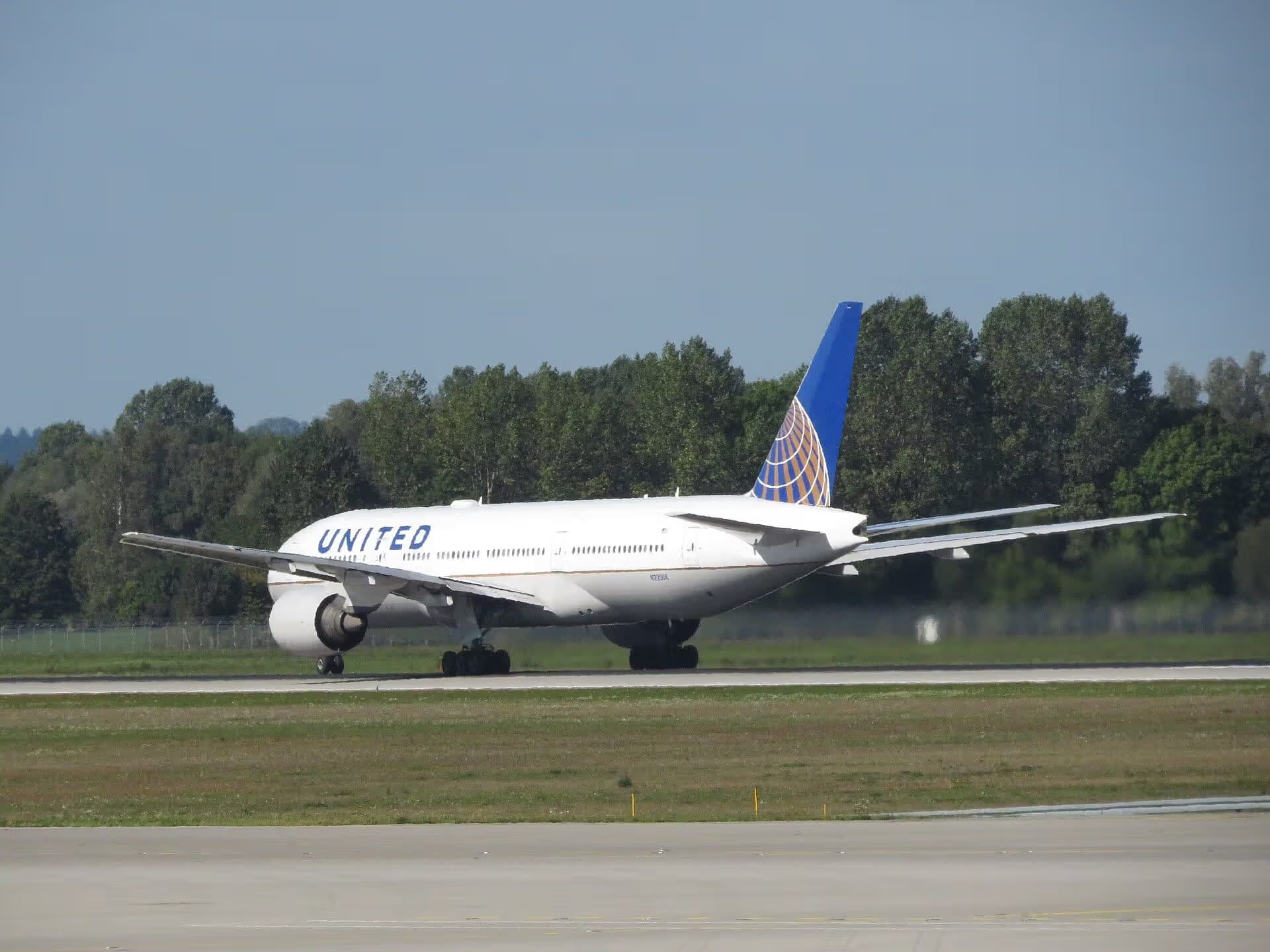 N229UA — Twin-engine aircraft at Munich Airport