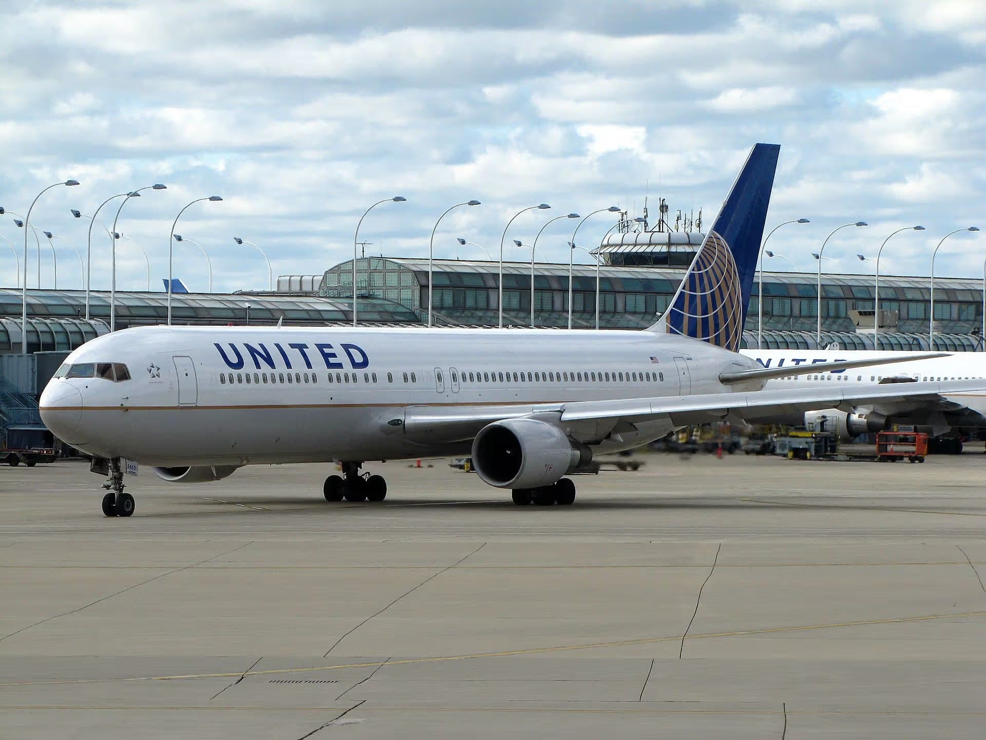 N663UA — Twin-engine aircraft