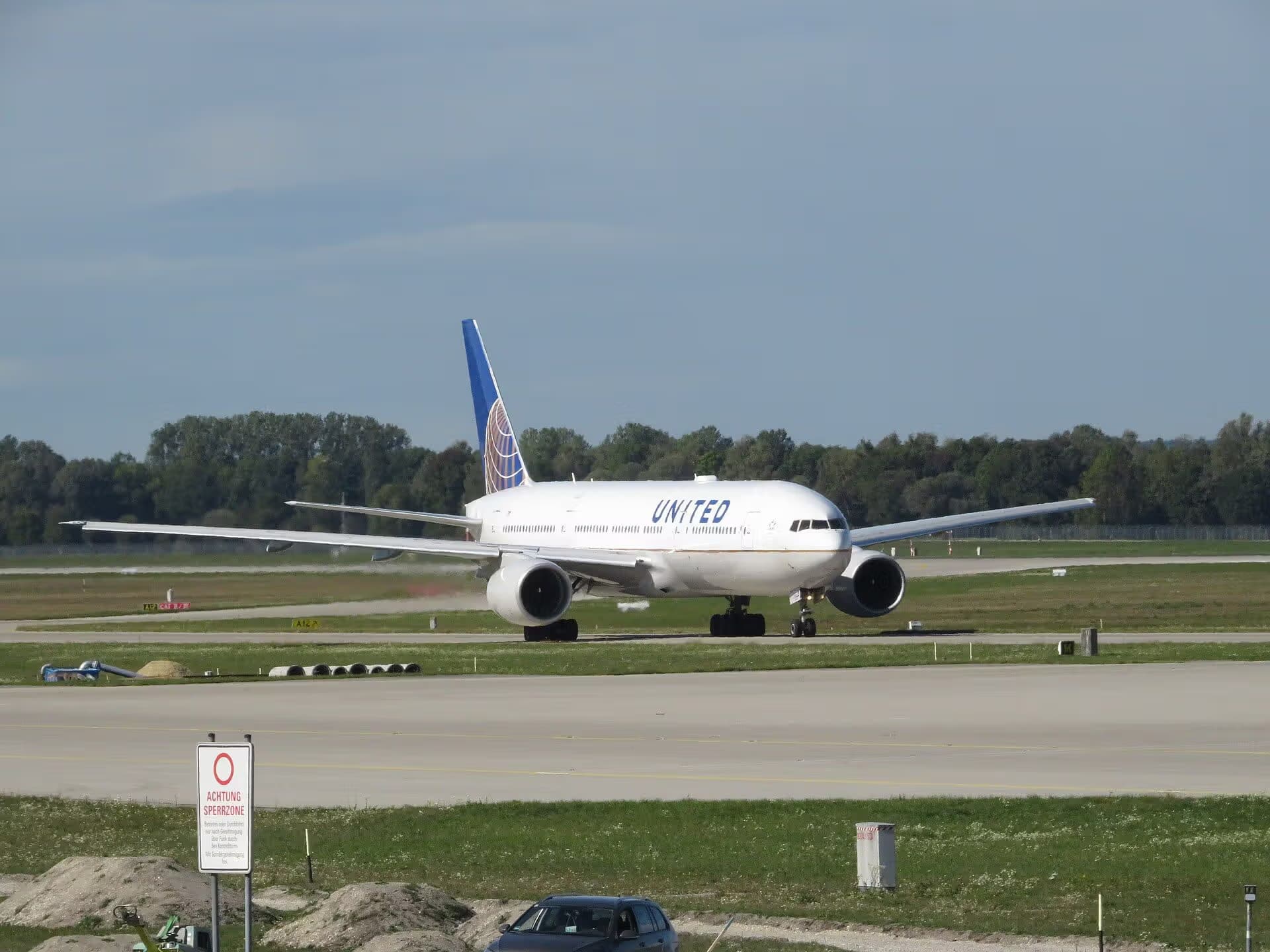 N229UA — Twin-engine aircraft at Munich Airport
