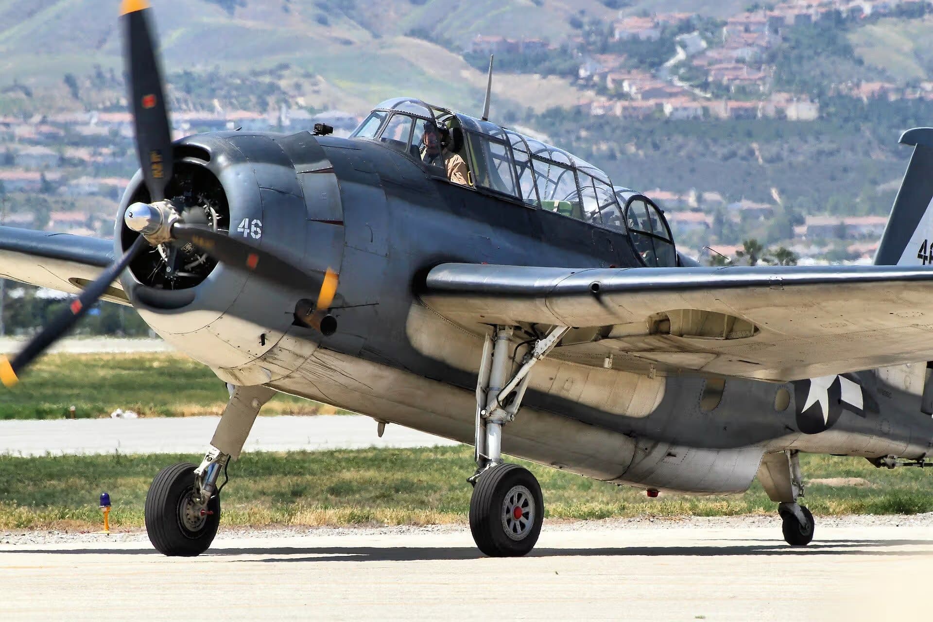 Unidentified — Single-engine aircraft