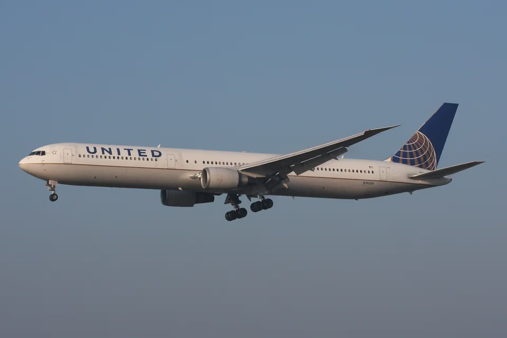 N76054 — Twin-engine aircraft