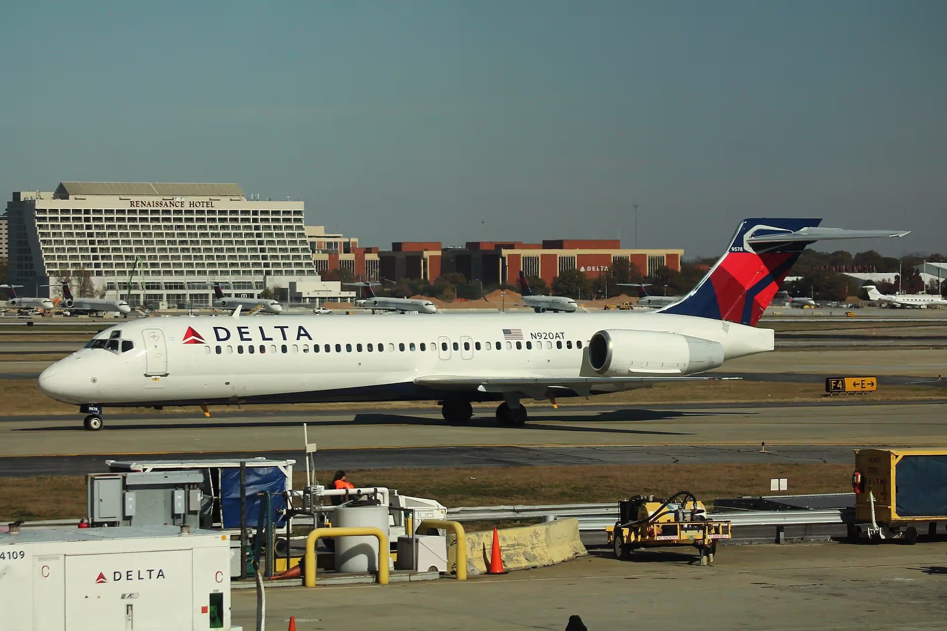N920AT — Twin-engine aircraft