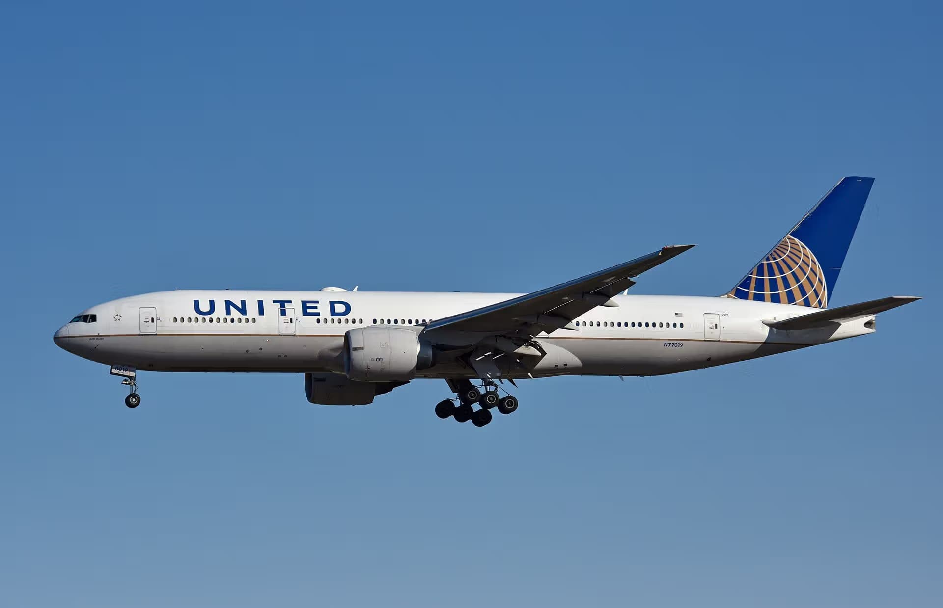 N77019 — Twin-engine aircraft