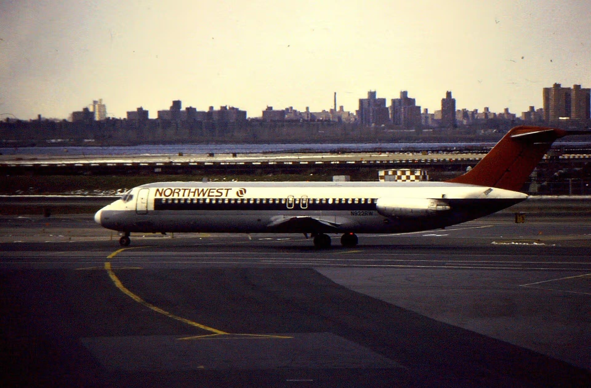 N922RW — Twin-engine aircraft