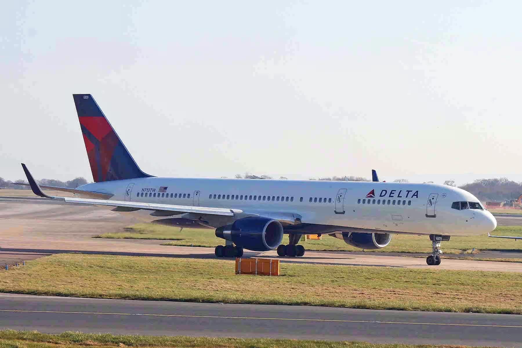 N713TW — Twin-engine aircraft