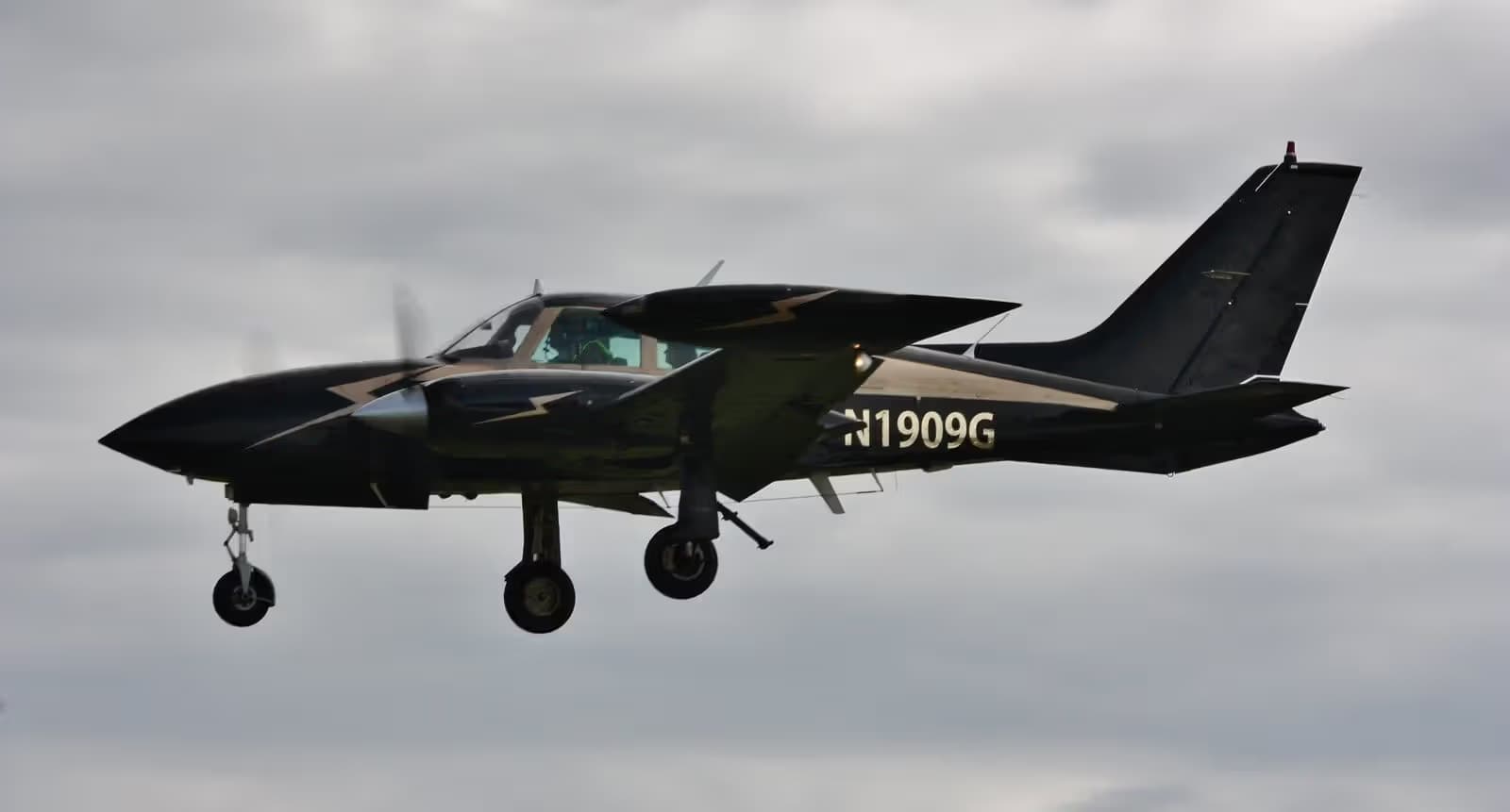 N1909G — Twin-engine aircraft